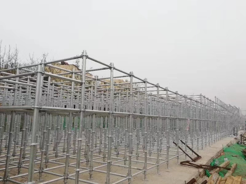 搭建腳手架橫向掃地桿與縱向掃地桿時，怎么設置好？ (圖1)